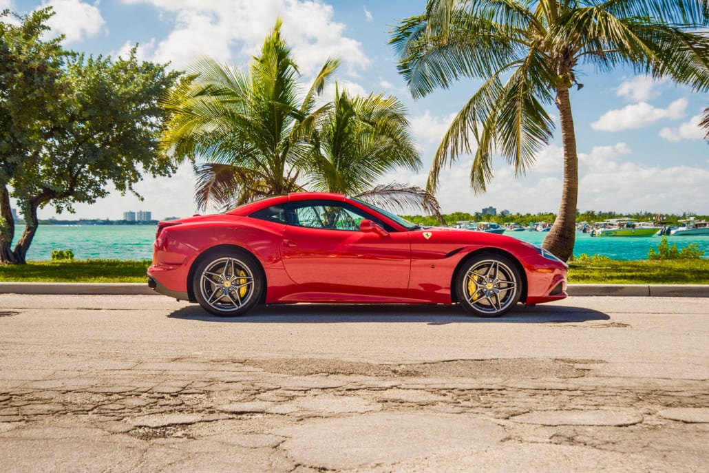 Ferrari t80. Феррари Калифорния купе. Пальмы и Феррари Майами. Феррари на море. Красный кабриолет в Майами.